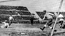 jogadores em campo na Copa do Mundo de 1930